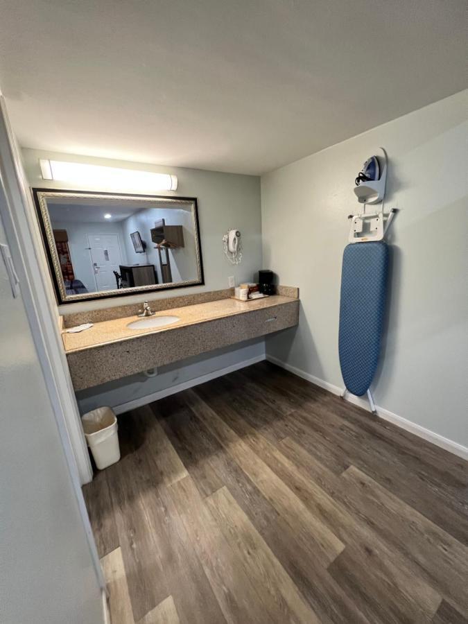 Continental Inn And Suites Nacogdoches Tx Sfa University Downtown 외부 사진