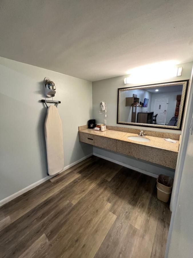 Continental Inn And Suites Nacogdoches Tx Sfa University Downtown 외부 사진